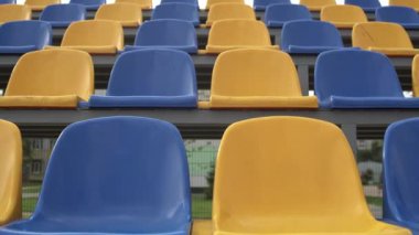 4K, boş sıralar ve futbol stadyumunun koltukları. Stadyumdaki plastik koltuklar. Coronavirus salgını sırasında futbol