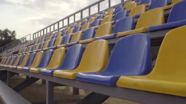 4K, boş sıralar ve futbol stadyumunun koltukları. Stadyumdaki plastik koltuklar. Coronavirus salgını sırasında futbol
