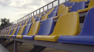 4K, boş sıralar ve futbol stadyumunun koltukları. Stadyumdaki plastik koltuklar. Coronavirus salgını sırasında futbol