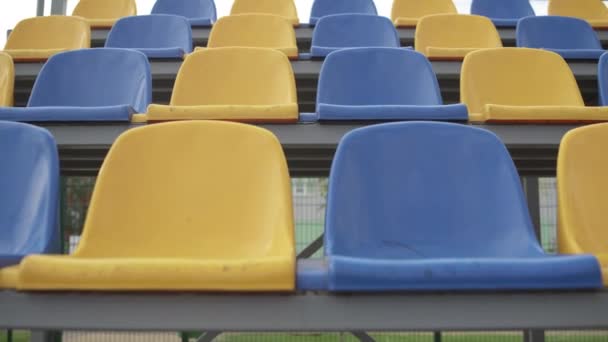 Üres Sorok Székek Egy Futball Stadionban Műanyag Ülések Stadionban Labdarúgás — Stock videók