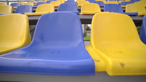 Lege Plastic Stoelen Het Stadion Rijen Van Gele Blauwe Stoelen — Stockvideo