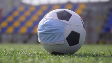 Coronavirus Salgını Konsepti. Boş Stadyumda Futbol Balosu