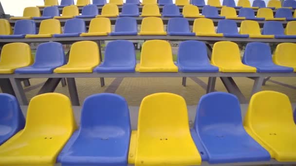 Пустые Пластиковые Места Стадионе Желто Синие Кресла Трибунах Стадиона Зрителей — стоковое видео