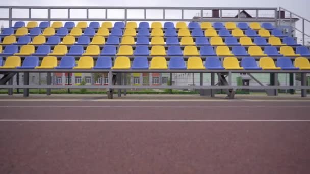 Tomma Plastsäten Stadium Rader Gula Och Blå Säten Fotbollsstadion Tribun — Stockvideo