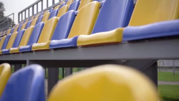 Пустые Пластиковые Места Стадионе Желто Синие Кресла Трибунах Стадиона Зрителей — стоковое видео