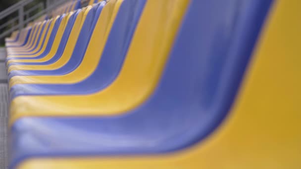 Prázdné Řady Plastových Sedadel Stadionu Žlutá Modrá Místa Tribuně Sportovní — Stock video