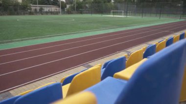 Koşu Rayları ve Tribünleri olan futbol stadyumu. Karantina Zamanı Futbol Stadyumu Bomboş