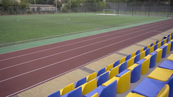 Fotbalový Stadion Běžeckými Tratěmi Tribunes Fotbalový Stadion Prázdný Během Karantény — Stock video