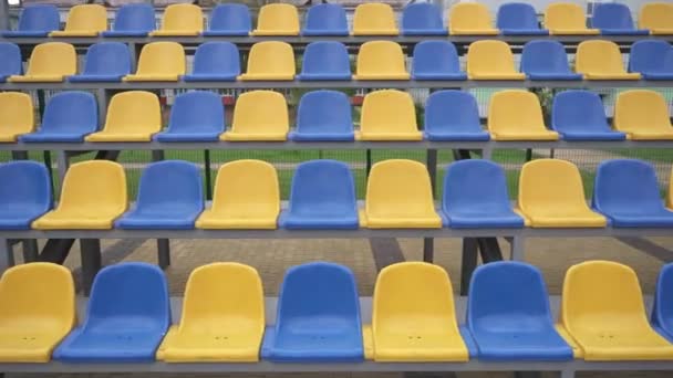 File Vuote Sedili Plastica Allo Stadio Sedili Gialli Blu Sul — Video Stock