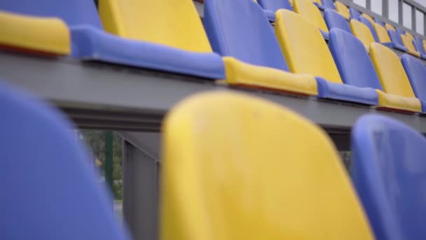 Leere Reihen Von Plastiksitzen Stadion Gelbe Und Blaue Sitze Auf — Stockvideo