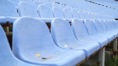 Stadyumdaki boş koltuklar. Seyircisi ve hayranı olmayan mavi plastik koltuklar.
