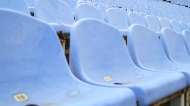 Asientos Vacíos Estadio Asientos Plástico Azul Estadio Sin Espectadores Ventiladores — Vídeos de Stock