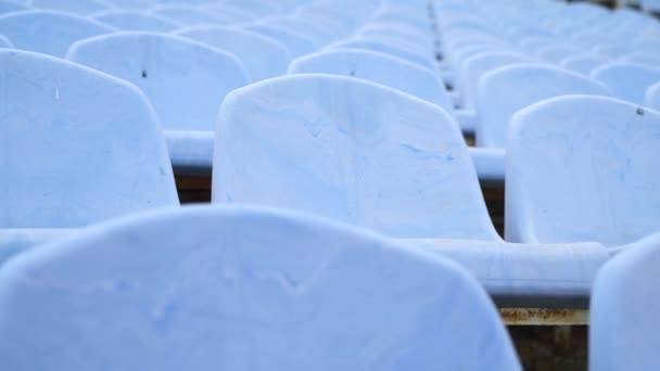 Asientos Vacíos Estadio Asientos Plástico Azul Estadio Sin Espectadores Ventiladores — Vídeos de Stock