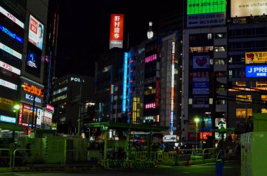 Gece bir şehir caddesi
