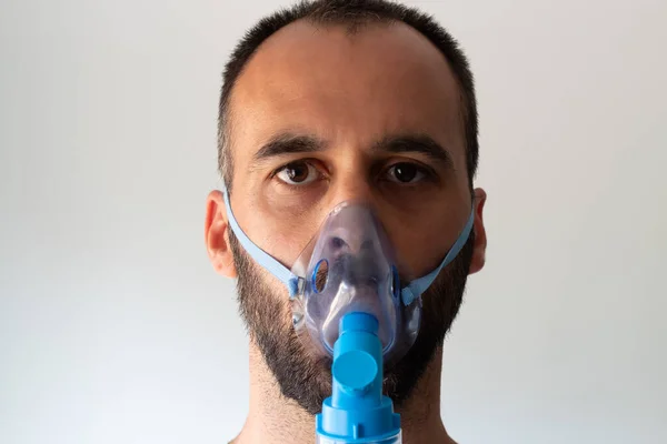 Homem Caucasiano Com Barba Máscara Ventilação Fundo Branco — Fotografia de Stock