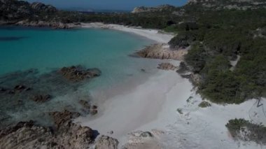 Kosta Smeralda, Sardunya, İtalya 'daki muhteşem Pembe Plaj manzarası