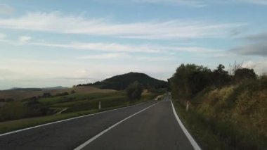 İtalya 'nın güzel Toskana kırsalında bir yol manzarası.