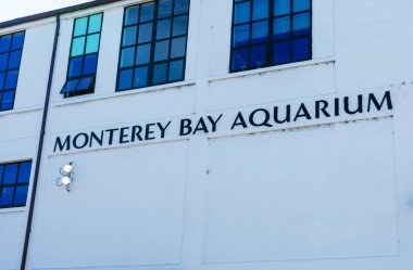 Monterey Körfezi Akvaryumu tabelasında, Cannery Row rıhtım sokağı - Monterey, California, ABD - 2019 dolaylarında kar amacı gütmeyen bir halk akvaryumu reklamları var.