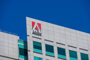 Silikon Vadisi 'nin en büyük şehri olan San Jose, CA, ABD' deki Adobe Inc. Merkez Binası cephesi 2020