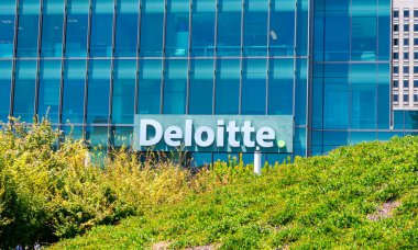 Deloitte logosu şehir merkezindeki şirket ofisinde yeşil peyzaj üzerinde görülüyor. Deloitte, San Francisco, California, ABD - 27 Temmuz 2019 tarihli büyük dört muhasebe kuruluşundan biridir.
