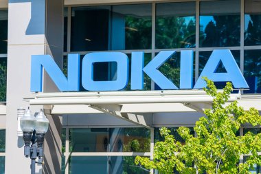 Silikon Vadisi 'ndeki Nokia şirket kampüsü. Nokia, Finlandiya 'nın çok uluslu telekomünikasyon, bilgi teknolojisi, tüketici elektroniği şirketi Sunnyvale, Kaliforniya, ABD - 2020