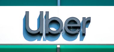 Silikon Vadisi 'ndeki ofislerde kullanıcı imzası ve logo. Merkezi San Francisco 'da bulunan Uber Technologies, Sunnyvale, Kaliforniya, ABD' de 2020 yılında kurulmuş çok uluslu bir araç arama şirketidir.