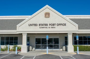 Güneşli bir günde Amerika Birleşik Devletleri Postanesinin girişinde açık mavi gökyüzü - Cupertino, California, ABD - 2018