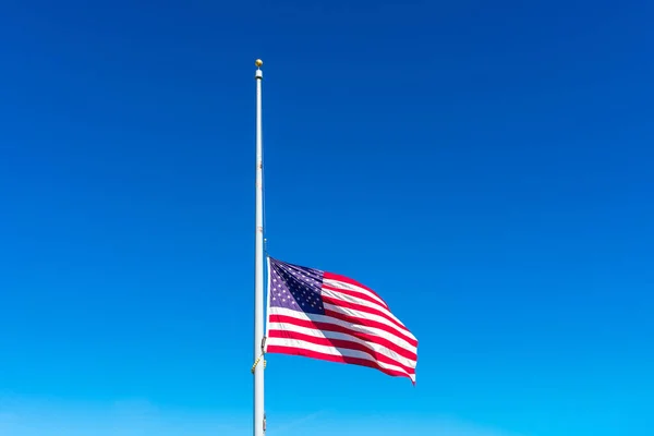 Birleşik Devletler Bayrağı Mavi Gökyüzünün Altında Rüzgarda Dalgalanan Yarım Kadrolu — Stok fotoğraf