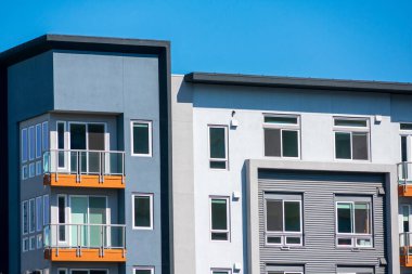 Tipik yeni çoklu aile konut binasının üst katlarının dış görünüşü. Binalar genellikle kiralık daireler, üniversite yatakhaneleri, apartmanlar veya destekli yaşam tesisleri.