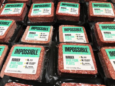 İmkansız Yiyecekler markası sebze bazlı İmkansız Burgerler, vejetaryen müşteriler için marketin San Jose, California, ABD - 2020