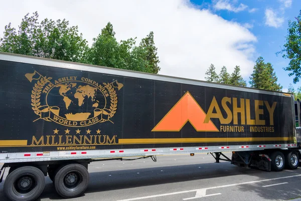 Полугрузовик Ashley Furniture Industries Поставляет Продукцию Клиентам Сан Хосе Калифорния — стоковое фото