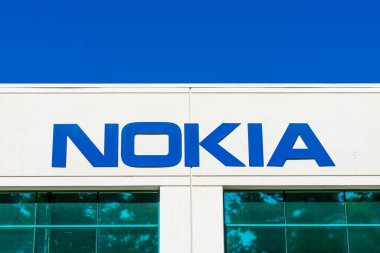 Silikon Vadisi 'ndeki bir kampüste Nokia tabelası. Nokia, Finlandiya 'nın çok uluslu telekomünikasyon, bilgi teknolojisi, tüketici elektroniği şirketi Sunnyvale, ABD - 2020