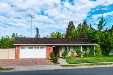 Geleneksel çiftlik tarzı tek bir ailenin dış görünüşü eski yerleşim yerlerinde uzun ve alçak çatılı evlerini terk etti..