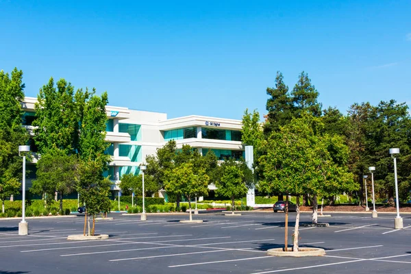 Estacionamento Exterior Vazio Com Paisagismo Verde Perto Dos Escritórios Sap — Fotografia de Stock