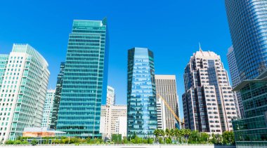 Salesforce Transit Merkezi 'nin panoramik manzarası, yeşil çatı parkı ve modern yüksek binalar - San Francisco, California, ABD - 2019