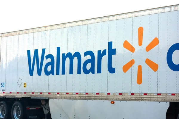 Teslimat kamyonunun yanındaki Walmart levhası ve logosu - San Jose, California, ABD - 2020