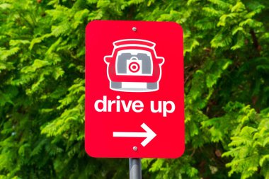 Drive Up tabelasına göre hedef süpermarket online müşterilerine online siparişler için ayrılmış park yeri hakkında bilgi veriliyor - San Jose, California, ABD - 2020