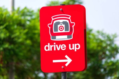 Drive Up tabelasına göre hedef süpermarket online müşterilerine online siparişler için ayrılmış park yeri hakkında bilgi veriliyor - San Jose, California, ABD - 2020