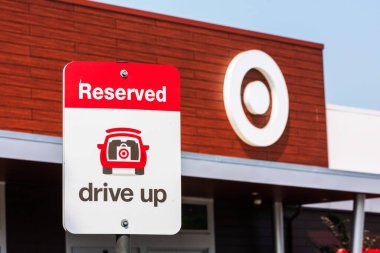 Drive Up tabelasına göre hedef süpermarket online müşterilerine online siparişler için ayrılmış park yeri hakkında bilgi veriliyor - San Jose, California, ABD - 2020