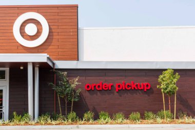 Sipariş levhası, online siparişlerin alınacağı yer olan San Jose, California, ABD - 2020 hakkında hedef süpermarketi çevrim içi müşterilere bilgi veriyor.