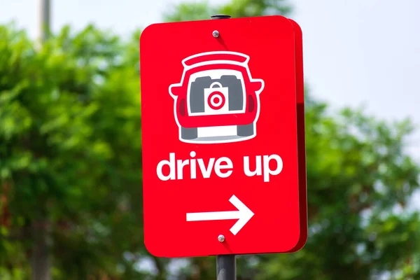 ドライブサインアップは オンライン注文の予約駐車場についてターゲットスーパーマーケットのオンライン買い物客に通知 サンノゼ カリフォルニア州 アメリカ 2020 — ストック写真