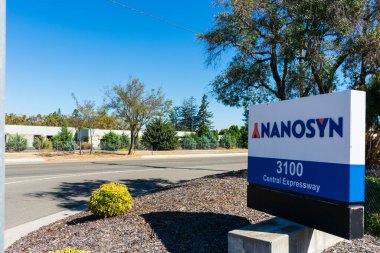 Silikon Vadisi, Santa Clara, Kaliforniya, ABD 'deki tıbbi kimya temelli bir şirket merkezinde nanosyn imzası - Ekim 2019