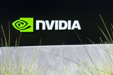 Bulanık Nvidia Şirketi logosu ve imzası San Francisco Körfez Bölgesi 'nin yüksek teknoloji merkezi Silikon Vadisi' ndeki şirket genel merkezinde - Santa Clara, CA, ABD - Ekim 2019