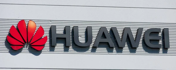 Außen des Forschungs- und Entwicklungscampus von Huawei Technologies im Silicon Valley mit Firmenschild auf dem Bürogebäude - Santa Clara, Kalifornien, USA - Oktober 2019 — Stockbild Außen Des Forschungs Und Entwicklungscampus Von Huawei Technologies Silicon Valley — Stockfoto