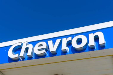 Chevron Petrol Sanayi Şirketi mavi gökyüzüne karşı Chevron benzin istasyonunun çatısına imza attı.