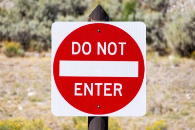 Girme - ahşap direkte bulanık bir manzaraya karşı trafik işareti.