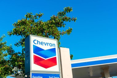 Chevron Petrol Sanayi Şirketi, Chevron benzin istasyonuna karşı ağaç ve mavi gökyüzü, San Jose, California, ABD - 2020