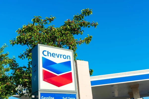 雪佛龙石油工业公司在雪佛龙加油站与树木和蓝天的对比签名 美国加利福尼亚州圣何塞 2020年 — 图库照片
