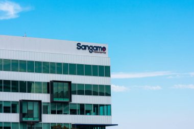 Sangamo imzası ve logosu Amerikan biyofarmasötik şirketi Sangamo Therapeutics 'in merkezi Brisbane, California, ABD - 2020