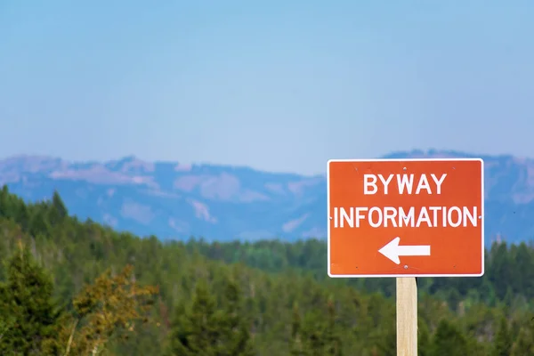 Yan Yol Bilgisi Kahverengi Işareti Yön Oku Orman Dağlarla Bulanık — Stok fotoğraf